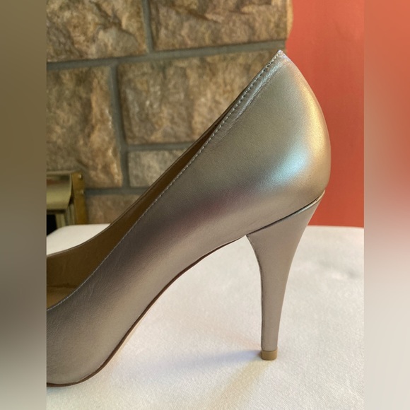 NWOT Stuart Weitzman metallic gold round toe heels sz 9M - Picture 11 of 12